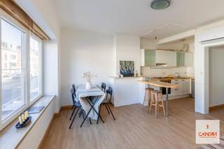 Dit appartement is gelegen aan de <strong>binnenring van Gent</strong>, waardoor u een vlotte verbinding heeft naar Gent Centrum, de R4 en N9. Daarnaast zijn verschillende winkels, horeca, scholen en het zwembad Rooigem in de buurt. Het openbaar vervoer stopt zo goed als voor de deur. <br /><br />Het appartement maakt deel uit van een kleinschalig gebouw met slechts drie appartementen en is gelegen op het <strong>eerste verdiep</strong>. U<br /><br />komt het appartement binnen via een inkomhal die toegang biedt naar de leefruimte met <strong>open keuken</strong>, badkamer met douche en toilet, slaapkamer en aparte berging. Verder beschikt de woning nog over een aparte bergruimte op het gelijkvloers.<br /><br />Wenst u graag een afspraak? Contacteer Olivier gerust op zijn mailadres olivier@convas.be 