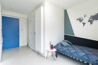 Op zoek naar een slimme investering of een comfortabele verblijfplaats voor een student? Deze studentenkamer bevindt zich in residentie Artemis aan de stadsrand van Leuven. De ligging is bijzonder praktisch met een vlotte verbinding naar de verschillende campussen, het openbaar vervoer en het station van Heverlee. Tegelijk geniet je hier van een rustige woonomgeving.<br /><br />De residentie werd gebouwd in 2014 en beantwoordt aan de hedendaagse normen inzake kwaliteit en energiezuinigheid met een gunstig EPC-label A. De kamer zelf beschikt over een aangename en lichtrijke woon- en slaapruimte en een private badkamer met moderne afwerking. Voor het koken kunnen bewoners gebruikmaken van de gemeenschappelijke keuken.<br /><br />Daarnaast beschikken de bewoners over een gemeenschappelijke tuin, een ontspanningsruimte en een ondergrondse fietsenstalling, wat het wooncomfort extra verhoogt.<br /><br />Wil je meer informatie of deze eigendom ter plaatse ontdekken? Neem vandaag nog contact op voor een bezoek.