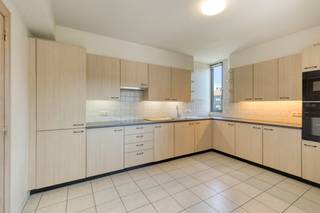 Appartement prêt à emménager (premier étage) le long de la Raadsherenlaan avec 2 chambres, un espace de vie lumineux, 2 terrasses (12m2) et la possibilité d'acheter un garage souterrain (25 000,00 euros). Cet appartement à vendre (90m² de surface habitable, EPB B : 122) bénéficie d'un emplacement central mais calme dans un environnement adapté aux enfants à proximité du centre de Sint-Kruis (Bruges), des transports en commun, des commerces de proximité, des grands magasins, des écoles, des centres sportifs et avec une connexion facile vers Bruges, Damme, Knokke, Maldegem...<br />Disposition :<br />* Premier étage (environ 90 m²) :<br />- Hall d'entrée spacieux (10m2) avec toilettes invités ;<br />- salon lumineux (33m2) avec fenêtre coulissante qui vous donne accès à la terrasse ensoleillée ;<br />- cuisine séparée et meublée (12m2) avec four, plaque vitrocéramique, hotte, double évier, réfrigérateur et placards ; <br />- un débarras pratique et spacieux (5 m2) adjacent à la cuisine avec raccordement pour le lave-linge, le système de chauffage central et le système de ventilation ;<br />- 2 chambres (15m2 et 11m2) avec terrasse attenante ;<br />- salle de bain (4m2) avec douche, lavabo dans le meuble + espace de rangement supplémentaire ;<br />* Niveau -1 :<br />- Rangement privé au sous-sol ;<br />- Possibilité d'acheter un box de garage privé souterrain (25 000,00 euros).<br /><br />CPE : 122 kWh/m²<br />CPE : <br /><br />Registre des mesures: non