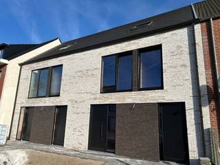 <strong>Prachtige moderne en energiezuinige nieuwbouwwoningen met 3/4 slaapkamers op een mooi perceel te Turnhout<br /><br />Zeer gunstig gelegen</strong> in een rustige kindvriendelijke omgeving op een boogscheut van de Grote Markt en scholen alsook een vlotte bereikbaarheid naar de autosnelweg E34, Antwerpen - Eindhoven<br /><br />Deze<strong> ruime en tijdloze woningen</strong> bestaan uit een inkomhal met vestiaire en gastentoilet, een<strong> zeer ruime en lichtrijke woonkamer van +/- 50 m²</strong> met vooraan een open keuken. Aansluitend hieraan een handige berging + wasruimte.<br /><br />Op de eerste verdieping treffen we drie slaapkamers, een aparte toilet en een badkamer met natuurlijk licht die ruimte biedt voor zowel een bad als douche.<br /><br />De trap naar de tweede verdieping wordt ook reeds voorzien zodat u hier vrij eenvoudig een grote extra slaapkamer, hobby- of werkkamer kan voorzien.<br /><br />Om het <strong>E peil 20 </strong>te bereiken maakt men gebruik van <strong>duurzame en energie-efficiënte </strong>middelen zoals : <strong>een warmtepomp, vloerverwarming, zonnepanelen, ventilatiesysteem D, enz <br /><br />Het gaat om een perceel van 224 m² </strong>in een mooie en rustig gelegen omgeving en <strong>ruime woning van +/- 204 m².<br /><br />Momenteel heeft men nog inspraak in de keuze van keuken, sanitair en vloeren. Dus wees er snel bij!<br /><br />De woning kan ook semi-casco aangekocht worden tegen een verlaagde prijs. <br /></strong><br /><strong>Voor meer informatie, plannen, lastenboeken en prijzen</strong> contacteer ons via info@dilegno.immo of 014 70 73 23.