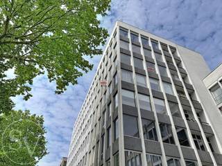 <p><strong>Twee-slaapkamer appartement mét garagebox in centrum Wilrijk.</strong></p>
<p>Gelegen in een goed onderhouden residentie in hartje Wilrijk, op de Bist – het centrale en levendige dorpsplein – geniet u hier van een uitstekende ligging met alle voorzieningen op wandelafstand. Winkels, horeca en diensten bevinden zich vlakbij, en de wekelijkse markt zorgt voor extra dynamiek en gezelligheid. De omgeving combineert een sterke commerciële ligging met een aangename, residentiële sfeer.</p>
<p><strong><br />Appartement vijfde verdieping</strong><br />Via de inkomhal met vestiaire betreedt u de <strong>ruime en lichte woonkamer</strong>, gekenmerkt door grote raampartijen die zorgen voor een aangename sfeer en een mooi zicht op de omgeving. Aansluitend bevindt zich de ingerichte <strong>keuken</strong>, uitgerust met een elektrisch fornuis, oven, koelkast met vriesvak en vaatwasser. Vanuit de keuken heeft u toegang tot het balkon.</p>
<p>De <strong>twee grote slaapkamers</strong> bevinden zich achteraan en zijn bijgevolg rustig gelegen. De <strong>badkamer </strong>beschikt over een fijne inloopdouche en een lavabo in meubel. Verder is er een apart toilet en een <strong>ruime en praktische bergruimte</strong> met aansluiting voor wasmachine en droogkast en voorzien van vaste kasten.</p>
<p>Kortom, een instapklaar, ruim en gezellig appartement op een fijne locatie.<br /><br /></p>
<p><strong>Kosten</strong></p>
<ul>
<li>Elektriciteit: individuele meter</li>
<li>Aardgas: collectieve verwarming, afrekening via syndicus</li>
<li>Water: collectief, afrekening via syndicus</li>
<li>Algemene onkosten gebouw (excl. verwarming): +/- €133/maand</li>
</ul>
<p><strong><br />Het geheel omvat</strong></p>
<ul>
<li>Appartement op de 5de verdieping</li>
<li>Privatieve autobox in de ondergrondse garage, inbegrepen</li>
</ul>
<p><br />Onderaan deze pagina kan u de nodige attesten, plan, verslagen, e.d meer vinden.</p>