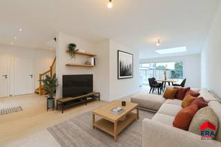 Deze prachtig vernieuwde gezinswoning in Lievegem combineert kwalitatieve materialen, warmte, comfort en een moderne afwerking tot één...