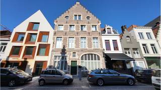 Modern en lichtrijk 1-slaapkamerappartement in het centrum van Brugge, op een 500 m van de Grote Markt.Dichtbij Ezelpoort, diverse winkels en...