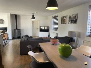 <p><span>Instapklare gezinswoning met 3 slaapkamers en leuke tuin op gunstige locatie</span><span><br /><br />Deze halfopen bebouwing treffen we aan in Hoepertingen, een leuke deelgemeente van<br />Tongeren-Borgloon. Alle nodige voorzieningen zijn makkelijk bereikbaar en de verbindingen<br />zijn uitstekend.<br /><br />De woning heeft een aangename indeling. We onderscheiden het volgende:</span></p><p><span>Gelijkvloers:</span><span><br />Inkomhal met gastentoilet, bureauruimte (ideaal voor thuiswerk), ruime leefruimte met<br />salon- en eetkamergedeelte en een open keuken met eiland, uitgerust met alle comfort<br />en een prachtig uitzicht op de tuin, wasplaats/berging, hal met trap naar de verdieping.<br /></span><span>Eerste verdieping: </span><span><br />Nachthal met inbouwkasten, 3 ruime slaapkamers van respectievelijk 22, 18 en 17 m²,<br />badkamer met ligbad, douche, toilet en dubbele lavabo.<br /><br />Achteraan de woning treffen we een aangenaam en zonnig terras en een leuke tuin. De <br />stallingen bieden de nodige opslagruimte en er is een ruime aparte garage met fos.<br /><br />Op vlak van technieken onderscheiden we het volgende:<br />* Centrale verwarming op stookolie (ketel: 2009)<br />* Veelal hoogrendementsbeglazing in pvc omkadering</span></p><p><span> </span></p><p><span>Wenst U meer informatie over deze woning of een bezichtiging?<br />Contacteer ons via 012 26 22 05 of info@hetimmohuis.be</span></p>