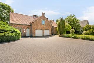 Deze charmante woning in Alken verenigt ruimte, comfort en een rustige ligging in één geheel. Het perceel van maar liefst 2.560 m² biedt een zee aan mogelijkheden: een gezellig terras, een ruime tuin en volop plek om te genieten van het buitenleven.<br /><br />Binnenin beschikt de woning over vijf slaapkamers, ideaal voor een groot gezin of voor wie graag gasten ontvangt. Met twee badkamers is er voldoende comfort en privacy voor iedereen. De leefruimtes sluiten naadloos aan op het terras en de tuin, waardoor binnen en buiten mooi in elkaar overvloeien. Of je nu houdt van tuinieren, spelen met de kinderen of gewoon ontspannen in de zon – deze woning maakt het allemaal mogelijk.<br /><br />Ook op praktisch vlak scoort dit huis hoog. Zo is er een ruime garage met plaats voor fietsen, gereedschap en extra opslag. Dankzij de indeling en de royale oppervlakte leent de woning zich bovendien perfect voor een vrij beroep of kantoor aan huis – ideaal voor wie wonen en werken wil combineren.<br />Bron bewoonbare oppervlakte: EPC<br />Buitengewone kenmerken:<br />- Perceeloppervlakte van 2.560 m²<br />- 5 ruime slaapkamers <br />- 2 badkamers<br />- Grote garage met extra opbergruimte<br />- Zonnepanelen 4320 Wp<br />- Gezellig terras en uitgestrekte tuin om volop van het buitenleven te genieten<br />- Mogelijkheid tot vrij beroep of kantoor aan huis<br />- Rustige ligging, geen achterburen