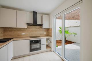 Volledig gerenoveerde woning te koop in de Robert Rinskopflaan 72 in Gentbrugge, op een uitstekende locatie met vlotte verbindingen naar Gent centrum. Dankzij de nabijheid van het station, openbaar vervoer en belangrijke invalswegen geniet u hier van een uitstekende mobiscore. Bovendien bevindt de woning zich op fietsafstand van het centrum van Gent en vlakbij recreatiegebied De Meersen.<br /><br />Deze energiezuinige woning werd volledig vernieuwd en beschikt over een uitstekende EPC-score met energielabel A. Verwarmen gebeurt via een moderne warmtepomp, wat zorgt voor een comfortabel en duurzaam woonklimaat.<br /><br />Indeling gelijkvloers:<br />- Ruime inkomhal met praktische ruimte voor fietsen<br />- Gezellige en lichtrijke leefruimte<br />- Aparte volledig geïnstalleerde keuken<br />- Rechtstreekse toegang vanuit de leefruimte naar een gezellig terras<br /><br />Op de eerste verdieping bevinden zich:<br /><br />- 2 ruime slaapkamers<br />- Een moderne badkamer<br />- Berging<br /><br />Op de tweede verdieping :<br />- Zeer ruime slaapkamer<br /><br />Via een vaste trap bereikt u de zolderverdieping, waar de mogelijkheid bestaat om nog 2 extra kamers en een tweede badkamer te creëren.<br /><br />Troeven van deze woning:<br />- Volledig gerenoveerd<br />- EPC-label A<br />- Verwarming met warmtepomp<br />- 3 ruime slaapkamers<br />- Uitbreidingsmogelijkheden op zolder<br />- Terras<br />- Uitstekende ligging nabij station, Gent centrum en De Meersen<br /><br />Ideale gezinswoning of investering in een gegeerde buurt van Gentbrugge.