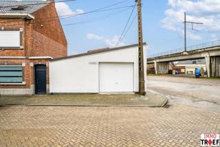 <p>Opslagruimte van 90m² op topligging: 5 min van het centrum Dendermonde en vlakbij diverse uitvalswegen. Sectionaal poort: vrije hoogte 2m95 x 2m55 breedte. Elektriciteit en water aanwezig. Meer info of bezoek? Contacteer Charlotte van Immo Troef: 052 52 52 00 of info@immotroef.be</p>