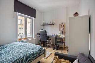 Deze dynamische opbrengsteigendom met vijf vergund geachte studentenkamers ligt in de Augustijnenstraat 5 in Leuven, een charmante en strategisch gelegen straat in het bruisende stadscentrum, op een steenworp van de Vismarkt.<br />Het gebouw is volledig klaar voor een zorgeloze uitbating: het beschikt over een conformiteitsattest, een EPC-label C, is asbestveilig én heeft conforme elektriciteit — allemaal essentiële troeven voor een toekomstbestendige investering.<br />Op de gelijkvloerse verdieping bevindt zich een ruime studentenkamer, samen met een nette gemeenschappelijke keuken, doucheruimte en toilet. De eerste verdieping biedt twee comfortabele, lichtrijke kamers. Op de tweede verdieping liggen nog twee sfeervolle kamers, elk uitgerust met een slimme hoogslaper zodat de beschikbare ruimte maximaal wordt ingezet.<br />De ligging is een absolute meerwaarde: de Augustijnenstraat combineert rust met een uitzonderlijke nabijheid tot Leuvense campussen, winkels, horeca en openbaar vervoer. Studenten vinden hier moeiteloos hun weg, waardoor een continue en stabiele verhuur vrijwel gegarandeerd is. Kortom, een aantrekkelijke en toekomstgerichte investering op een toplocatie in Leuven. Verhuurd voor 2026-2027.