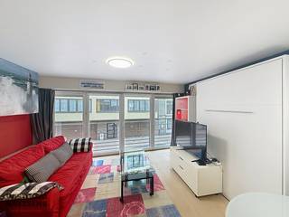 Ce studio est situé au premier étage de la jeune résidence De Zandbank. Le bâtiment date de 2009 et est donc en bon état. Le studio dispose d'un coin chambre séparé, d'une salle de bain avec douche et toilettes, et d'une cuisine ouverte entièrement équipée. La résidence est située à proximité de la digue, ce qui rend le studio adapté à toutes les fins. Un local à vélos est disponible au rez-de-chaussée.