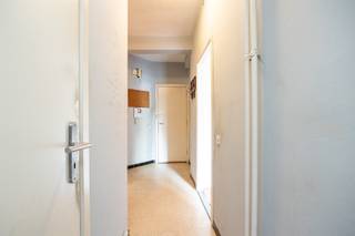 <p><span>ANTWERPEN - Van Putlei 37/ Bosmanslei 19:</span><span> Te renoveren gelijkvloersappartement in gegeerde buurt.</span></p><p><span> </span></p><p><span>BESCHRIJVING:</span></p><p><span> </span></p><p><span>Te renoveren gelijkvloersappartement (voormalige conciërgewoning) van ca. 52 m² gelegen op de hoek van de Van Putlei en Bosmanslei, in een aangename en gegeerde woonomgeving in Antwerpen. </span></p><p><span>Dankzij de praktische indeling en de gunstige ligging biedt deze woning een interessante opportuniteit voor starters, investeerders of wie een compacte woonst naar eigen smaak wil renoveren.</span></p><p><span> </span></p><p><span>Men betreedt het appartement via een inkomhal met vestiaire.</span></p><p><span>Aan de linkerzijde bevindt zich de keuken, aansluitend aan de leefruimte.</span></p><p><span>Verder in de hal bevindt zich de badkamer met douche, toilet en lavabo..</span></p><p><span>Achteraan in de gang bevindt zich de slaapkamer.</span></p><p><span> </span></p><p><span>Mits de nodige renovatie/opfrissingswerken is hier de perfecte woonst van te maken!</span></p><p><span> </span></p><p><span>BIJZONDERHEDEN:</span></p><p><span> </span></p><p><span>* Uitstekende ligging in een rustige en residentiële buurt, met winkels, openbaar vervoer, scholen en belangrijke verbindingswegen in de onmiddellijke nabijheid.</span></p><p><span>* Te renoveren naar eigen smaak</span></p><p><span>* Interessante opportuniteit voor starters of investeerders</span></p><p><span>* Gemeenschappelijke kosten ca 140€/maand (provisie verwarming, water, syndicus, blokpolis, onderhoud, reservefonds, ...)</span></p><p><span> </span></p>