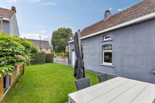 <p>In Liedekerke, op een gunstige locatie (650 m van het centrum) met vlotte verbindingen naar de omliggende gemeenten, bevindt zich deze <strong>alleenstaande en instapklare woning</strong>, die in 2005 grondig werd gerenoveerd. De woning combineert aangename leefruimtes met een praktische indeling, een mooie tuin en interessante uitbreidingsmogelijkheden. Op het <strong>gelijkvloers</strong> komt u binnen via de inkomhal. De lichtrijke woonkamer sluit aan op de functionele keuken met rechtstreekse toegang tot het terras en de tuin. Verder vindt u hier een <strong>slaapkamer/dressing</strong>, een volledig ingerichte badkamer, een afzonderlijk toilet en een <strong>inpandige garage van ca. 20 m²</strong>. De <strong>eerste verdieping</strong> beschikt over een ruime slaapkamer van ca. <strong>22 m²</strong> en een royale bureau-/videruimte van ca. <strong>27 m²</strong>. Deze ruimte biedt de mogelijkheid om een <strong>derde slaapkamer</strong> te creëren. Daarnaast is er een tweede toilet van ca. <strong>5,5 m²</strong>, waar reeds aansluitingen voorzien zijn voor de eventuele inrichting van een <strong>tweede badkamer</strong>. Buiten geniet u van een <strong>aangelegde tuin met terras</strong>. Een bijkomende troef is dat een gedeelte van de grond <strong>uitbreidingsmogelijkheden</strong> biedt. Naast de inpandige garage beschikt de woning over een <strong>vrijstaande garage van ca. 15 m²</strong>, aangevuld met buitenparkeergelegenheid. Ook technisch heeft de woning heel wat te bieden: <strong>asbestveilig</strong>, PVC-schrijnwerk met dubbele beglazing en <strong>centrale verwarming op aardgas</strong>, aangevuld met een gezellige houtkachel. Dankzij de centrale ligging in Liedekerke zijn <strong>Brussel en Aalst</strong> vlot bereikbaar. Ook openbaar vervoer, winkels, scholen en andere dagelijkse voorzieningen bevinden zich in de omgeving. <strong>Troeven:</strong> Alleenstaande woning – Grondig gerenoveerd – Instapklaar – Mogelijkheid tot 3 slaapkamers – Mogelijkheid tweede badkamer – Tuin en terras – Uitbreidingsmogelijkheden – 2 garages – Asbestveilig – Dubbele beglazing – CV op aardgas. Een veelzijdige woning met veel ruimte en potentieel op een gunstige locatie!</p>