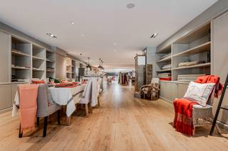 Bent u op zoek naar een commerciële ruimte op een absolute topligging met maximale zichtbaarheid? Dan is dit instapklare handelsgelijkvloers van ca. 735 m² in het bruisende centrum van Brasschaat de perfecte opportuniteit.
Gelegen op de Bredabaan, dé winkelstraat van Brasschaat, geniet dit pand van een uitzonderlijke visibiliteit en een continue passage van zowel voorbijgangers als verkeer.
Het pand, gebouwd in 2010, is vandaag ingericht als een stijlvolle interieurzaak met een ruime en uitnodigende showroom. Daarnaast beschikt het over een aparte kantoorruimte, een volledig uitgeruste keuken, een polyvalent atelier en praktische opslagruimte.
De hoogwaardige afwerking met onder meer parketvloeren, natuursteen en maatwerk in gietijzerlook zorgt voor een moderne en professionele uitstraling die meteen indruk maakt. Bovendien zijn de aanwezige maatkasten inbegrepen, wat niet alleen een esthetische meerwaarde biedt, maar ook zorgt voor een optimaal gebruik van de ruimte en extra opberggemak.
Alle moderne technieken zijn aanwezig: verwarming via warmtepomp, LED-verlichting en camerabewaking maken het geheel compleet.
Dankzij de flexibele indeling biedt deze ruimte tal van mogelijkheden voor diverse commerciële invullingen. Bovendien kan het pand zowel aangekocht als gehuurd worden.
Stedenbouwkundige inlichtingen in aanvraag.
Voor meer informatie of een gratis waardebepaling van uw vastgoed kan u een aanvraag invullen op onze website of even bellen op het nr. 03/345.88.99.