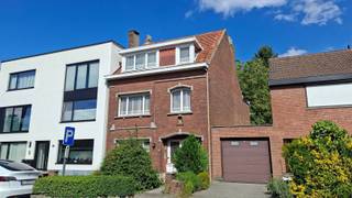 <p><span>In de wijk Schoten Donk nabij de Vaart en op korte afstand van centrum Schoten bieden wij u deze totaal te renoveren doch oerdegelijke woning met zeer grote tuin.</span></p><p><span>Mede door haar mooie gevelbreedte van ca. 7.00m beschikt deze woning over een uitstekend woonvolume met tal van mogelijkheden.</span></p><p><span>De woning werd eerder gebruikt als tweewoonst met respectievelijk op het gelijkvloers als ook op de 1ste verdieping een keuken met aansluitend een douchekamer en apart toilet.</span></p><p><span>Mits renovatie zijn er mogelijkheden tot het maken van een grote gezinswoning met tot wel 5 of 6 volwaardige slaapkamers en 2 badkamers.</span></p><p><span>De zij-ingang leent zich als ideale doorgang naar de tuin en voor fietsen.</span></p><p><span>Op zoek naar een grote gezinswoning met potentieel en herkent u de voordelen van een renovatie naar eigen keuze?</span></p><p><span>Boek dan snel een afspraak en kom zeker niet TE LAET!</span></p>