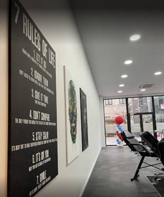 Op een uitstekende ligging in de Stationsstraat in Sint-Niklaas bevindt zich dit instapklare commerciële pand. Het gelijkvloers beschikt over een...