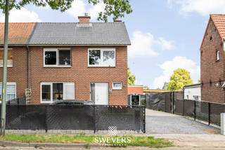 Voor meer info en foto’s, surf naar www.swevers.be – Op de Koningin Astridlaan 140 in Maaseik vind je deze instapklare halfopen woning met drie slaapkamers, een vernieuwde keuken en badkamer en heel wat praktische bergruimte. De woning dateert oorspronkelijk uit 1968 en staat op een perceel van 310 m². Via de centrale inkomhal bereik je het gastentoilet en de verschillende leefruimtes. De gezellige zit- en eethoek sluiten mooi op elkaar aan. Aansluitend bevindt zich de vernieuwde keuken van circa 9 m², praktisch ingericht voor dagelijks gebruik. Op de eerste verdieping liggen drie volwaardige slaapkamers van circa 10,50 m², 12,23 m² en 10,50 m². Ook de vernieuwde badkamer bevindt zich hier, samen met een praktische berging. Extra opslagruimte is ruimschoots aanwezig dankzij de zolder van circa 20 m² en de kelder van circa 40 m². Buiten beschik je over een perceel met noordoostelijke oriëntatie. De halfopen bebouwing zorgt voor extra ruimte rondom de woning en biedt mogelijkheden om een aangename tuin- en buitenomgeving te creëren. Ook de ligging is praktisch. Openbaar vervoer bevindt zich op circa 84 meter, scholen op ongeveer 848 meter en winkels op circa 1 km. Restaurants en ontspanningsmogelijkheden zijn eveneens vlot bereikbaar. Een complete woning voor wie drie slaapkamers, een instapklaar karakter en veel praktische ruimte zoekt in Maaseik. Voor meer informatie, bel 011 255 155. Bron bewoonbare oppervlakte: EPC – verslag.