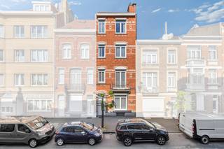 <p>Voor meer info of een bezoek, bel 053 59 49 33 - Ontdek deze <strong>ruime opbrengsteigendom</strong> bestaande uit <strong>twee duplexappartementen</strong>, ideaal als investering. Op het gelijkvloers en de eerste verdieping bevindt zich een <strong>eerste duplex</strong> met een lichtrijke woonkamer (16 m²), een gezellige eetkamer (14 m²) en een keuken van 10 m² die nog naar eigen smaak ingericht kan worden. Verder zijn er <strong>twee mooie slaapkamers</strong> van respectievelijk 22 m² en 14 m², een doucheruimte, een apart toilet en een aangename binnenplaats.</p><p><strong>De tweede duplex</strong>, gelegen op de tweede en derde verdieping, beschikt over een ruime woonkamer van 22 m² en een ingerichte keuken van 14 m². Hier vind je eveneens <strong>twee slaapkamers</strong> (13 m² en 10 m²), een doucheruimte van 9 m², een apart toilet en een grote inrichtbare zolder van maar liefst 40 m², die tal van mogelijkheden biedt. Daarnaast beschikt het pand over kelders over de volledige oppervlakte, wat zorgt voor extra bergruimte. De woning is uitgerust met <strong>PVC-ramen met dubbele beglazing</strong> en wordt verwarmd via gasconvectoren. </p><p>Het energieprestatiecertificaat bedraagt EPC-label (G) en de elektriciteit is niet conform, wat renovatiewerken noodzakelijk maakt maar tegelijk de kans biedt om het pand volledig naar eigen wensen te moderniseren.</p><p>Een eigendom met <strong>veel potentieel</strong> op een interessante ligging!</p>