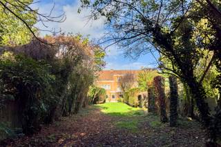 Deze te renoveren woning met grote tuin bevindt zich in het hart van Sint-Amandsberg, op een boogscheut van Gent centrum. De woning biedt heel...