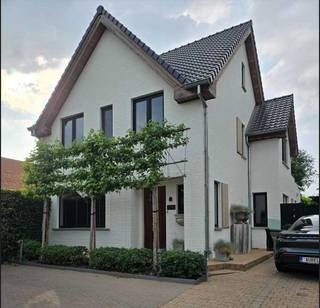 Instapklare, energiezuinige en stijlvol strak landelijk gerenoveerde woning met 3 slaapkamers, mooie tuin en topligging!<br /><br /><br />Ben je op zoek naar een smaakvol gerenoveerde woning waar je zonder zorgen kunt intrekken? Deze prachtige, tot in de puntjes afgewerkte woning combineert hoogwaardige materialen, een warme landelijke stijl en een uitzonderlijk wooncomfort. Open bebouwing. Alles is recent volledig geschilderd — verhuizen en genieten maar.<br /><br />Indeling en Troeven<br /><br />Gelijkvloers<br />•Stijlvolle inkomhal<br />•Ruime en lichtrijke leefruimte (48 m²) met prachtige parketvloer<br />•Luxe eiken keuken in strak landelijke stijl, uitgerust met toptoestellen van Miele: 2 ovens, wijnkoeler, vaatwasser, koelkast en Bora kookplaat met geïntegreerde afzuiging<br />•Bureel in dezelfde hoogwaardige afwerking<br />•Grote berging met maatkasten<br />•2 aparte toiletten<br /><br />Verdieping<br />•3 ruime slaapkamers<br />•Badkamer met ligbad<br />•Aparte douchekamer<br />•Extra toilet<br /><br />Buitenruimte<br />•Zeer ruime carport voor 2 wagens, met laadpunten voor elektrische wagens. Carport ook geschikt voor een camper!<br />•Extra parkeerruimte voor 2 wagens<br />•Ruime tuinberging<br />•Aangelegde tuin van ca. 6are: perfect voor kinderen, huisdieren of tuinliefhebbers<br />•Overdekt terras met screens, je ken het hele jaar door genieten<br /><br />Attesten en Techniek<br />•EPC label B: energiezuinig en voordelig wonen<br />•Asbestvrij<br />•Elektriciteit conform, incl voorzieningen voor EV laden<br />•Airco aanwezig (beneden en boven)<br />•Alarm<br /><br />Ligging<br />•Minder dan 5 minuten van afrit Halen (E314), snelle verbinding naar Leuven, Hasselt en Genk<br />•Op 5 minuten van het treinstation Diest<br />•Rustige, kindvriendelijke buurt met alle voorzieningen vlakbij<br /><br />Samengevat<br />Deze woning is een unieke kans voor wie op zoek is naar een kwalitatief gerenoveerde, instapklare en energievoordelige woning met veel ruimte, een prachtige tuin en een goede ligging. Hier woon je zorgeloos, stijlvol en comfortabel.<br />Interesse? Contacteer mij op 0494/77.41.40 , dan plannen we een bezoek dat je zal verrassen!<br />