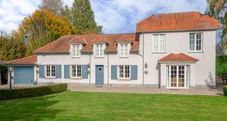 <h3>Prachtig landhuis met authentieke elementen en zuidgerichte tuin nabij centrum Itterbeek</h3>
<p>Op een rustige en groene locatie, op wandelafstand van het centrum van Itterbeek, bevindt zich deze mooie eigendom op een perceel van 9a 60ca — een charmante villa in landelijke stijl en een prachtig aangelegde tuin die rust en privacy uitstraalt.</p>
<p>Bij aankomst word je verwelkomd door een ruime oprit met automatische poort en voldoende parkeergelegenheid voor meerdere wagens.<br />Binnenin geniet je van een lichte leefruimte met gezellige houtkachel, parketvloer en een mooi zicht op de tuin, terwijl de ingerichte keuken aansluit bij de aangename eetplaats. De woning straalt warmte en karakter uit dankzij haar authentieke details en verzorgde afwerking.<br />Vanuit de leefruimte heb je toegang tot een overdekt terras. De tuin is zuid georiënteerd en omgeven door groen, én biedt volledige privacy. Verder zijn er een praktische berging en garage geschikt voor één wagen aanwezig.</p>
<p>Op de eerste verdieping vind je twee ruime slaapkamers, twee badkamers en een grote nachthal met vide, perfect inrichtbaar als bureauruimte, wat een extra gevoel van ruimte en licht creëert. Daarnaast beschikt de woning over een wijnkelder en stockagezolder, wat bijdraagt aan het praktische comfort.<br /><br />De eigendom werd doorheen de jaren zorgvuldig onderhouden en vernieuwd (crépi 2010, …).</p>
<p>Dit landhuis met karakter biedt de perfecte combinatie van rust, groen en een centrale ligging — een unieke opportuniteit voor wie houdt van authenticiteit en landelijke charme, zonder in te boeten aan bereikbaarheid.<br /><br />EPC 574 kWh/(m²jaar) - label F<br />Elektriciteit niet conform</p>