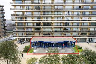 Uniek investeringsproject aan zee – Groothandelspand met vergunningspotentieel voor appartementenOntdek dit uitzonderlijke vastgoedproject op een toplocatie aan de Leopold I Esplanade, op wandelafstand van zee. Dit ruime groothandelspand van 636 m² biedt talloze mogelijkheden voor herontwikkeling tot meerdere wooneenheden.°Projectmogelijkheden:2 rolstoeltoegankelijke appartementen met 3 slaapkamers1 compact appartement met 1 slaapkamerAlternatief: 3 à 4 appartementen met 2 kamersExtra troeven:Kelderruimte en privé parkeerplaatsenVoorontwerpplannen reeds beschikbaarOnder voorbehoud van goedkeuring door de gemeente en VMEEen ideale kans voor investeerders of ontwikkelaars die willen inzetten op kwalitatieve wooneenheden aan de kust. Dankzij de ligging op de Esplanade geniet dit pand van maximale visibiliteit, een toeristische topligging en directe toegang tot het strand.Contacteer ons voor de plannen, een bezichtiging of verdere informatie.