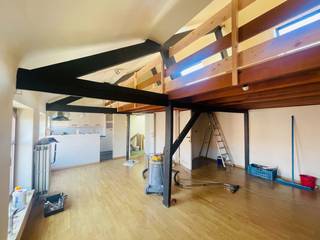 Brugge centrum, Vlakbij t' Zand en de Vestingen <br /><br />  Uiterst GEZELLIGE DUPLEX  LOFT STUDIO ONDER HET DAK <br /> <br />  Living, open keuken, badkamer met ligbad , lavabo en toilet, slaapruimte onder het dak.<br /><br />    VRIJ : 1 JULI 2026<br />      