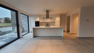 Deze nieuwbouwwoning is gelegen in een rustige straat met uitzicht op de groene velden. Bij het betreden van de woning kom je binnen in een...