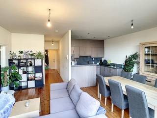 Cet appartement spacieux dispose d'un grand jardin urbain et d'une terrasse. Il est situé dans la Boterstraat, à proximité du marché d'Ypres. L'appartement offre de nombreuses options et bénéficie d'un emplacement central au cœur de la ville.<br /><br />MISE EN PAGE<br />Étage +1 : <br />- Entrée <br />- Local technique/stockage <br />- Toilettes séparées <br />- Salle de bain avec douche et double vasque avec placards <br />- 2 chambres (12 + 13 m²) <br />- Salon lumineux (28 m²) <br />- Cuisine ouverte (9 m²) avec cuisinière, hotte, four combiné, réfrigérateur et placards intégrés <br />- Grenier isolé spacieux<br /><br />À l'extérieur : <br />- Terrasse sur le toit (50 m²) <br />- Jardin avec abri de jardin <br />- Sortie séparée<br /><br />Êtes-vous intéressé par cette propriété à louer à Ypres ? Naviguez ensuite sur le site www.dewaele.com, cliquez sur le bouton rouge « Demander une visite » et remplissez le profil du locataire. Ensuite, nous vous contacterons pour une visite.