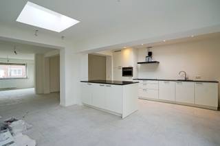 In een zeer rustige straat in het gezellige Mariekerke bevindt zich deze deels gerenoveerde woning met tal van troeven.<br />De woning beschikt over drie volwaardige slaapkamers en werd reeds volledig geschilderd, waardoor u zonder zorgen kan verhuizen. De nieuwe keuken en badkamer zorgen voor een hedendaags comfort. De keuken wordt bovendien nog verder afgewerkt met een stijlvol granieten werkblad, wat het geheel een extra luxueuze uitstraling zal geven.<br />Verder is er een praktische kelder aanwezig, ideaal voor extra opslag. Buiten geniet u van een klein, onderhoudsvriendelijk tuintje waar het aangenaam vertoeven is. Achteraan vindt u een ruime berging en een garage, wat zorgt voor voldoende opbergruimte en parkeergelegenheid.<br />Kortom, een instapklare woning op een rustige ligging, perfect voor wie comfortabel en zorgeloos wil wonen in een aangename omgeving.<br />Na opmaak van het EPC werd er nog een nieuwe verwarmingsketel en isolatie in het plat dak geplaatst. <br />Referentie: 5631