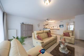 Dit zeer verzorgde appartement met 2 slaapkamers, gelegen op het 2de verdiep van een recente en goed onderhouden residentie, combineert comfort en een uitstekende ligging. Het appartement beschikt over een aangename leefruimte met open keuken, die rechtstreeks toegang geeft tot een gezellig terras aan de voorzijde. De twee slaapkamers bevinden zich aan de achterzijde van het appartement, waardoor ze bijzonder rustig gelegen zijn. Eén van de slaapkamers heeft bovendien toegang tot een eigen terras. Verder beschikt het appartement over een ruime berging, met voldoende plaats voor een wasmachine en extra opbergruimte. Ook de ligging is een absolute troef: het strand, zwembad, winkels en andere voorzieningen bevinden zich op korte afstand. Goede aansluiting naar de autostrade. Een instapklaar en rustig gelegen appartement dat zowel geschikt is als permanente woning of als investering. Dit appartement is absoluut een bezoek waard!