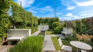 Verzorgde en stevige woning uitstekend gelegen in de Pannenstraat te Heist-aan-Zee, centraal en op wandelafstand van het station, het strand en alle winkels. <br /><br />Een bijzonder groot volume over vier bouwlagen. <br /><br />Op het gelijkvloers een inkomhal die toegang biedt tot een eerste volwaardige slaapkamer met eigen badkamer en directe toegang tot de tuin. Verder bevinden zich op deze verdieping een praktische wasplaats met extra bergruimte, een aparte douche en een uitzonderlijk ruime dubbele garage die eveneens uitgeeft op de tuin.<br /><br />Op de eerste verdieping een brede en zonnige woonkamer met een gevelbreedte van 8 meter. Hier geniet je van een gezellige open haard, parketvloeren en leuke open zichten. Aansluitend vindt u een verzorgde keuken met toegang tot een ruime veranda en een mooi zonneterras.<br /><br />Op de tweede verdieping zijn er 3 volwaardige slaapkamers en een ruime badkamer, uitgerust met zowel een ligbad als een inloopdouche.<br /><br />De derde verdieping biedt nog twee extra slaapkamers en bijkomende bergruimte, met toegang tot de praktische bergzolder.<br /><br />Troeven: Mooie ligging, 6 slaapkamers, stevige constructie (volledig beton), dubbele garage, terras en tuin. Energielabel B, op de grens met A-label. Zonnepanelen, recente condensatieketel, ... .<br />Bezoeken? Contacteer Willem Cauwels op Tel. 050 89 27 70