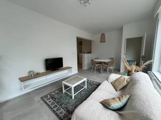 Volledig vernieuwd gelijkvloersappartement met 2 slaapkamers en een garage, rustig gelegen in een kleinschalige residentie op wandelafstand van het strand en het centrum van Oostende.<br />Dankzij de recente renovatie geniet je van een moderne afwerking en optimaal wooncomfort.<br />Het appartement beschikt over een lichtrijke leefruimte, een verzorgde keuken, 2 comfortabele slaapkamers en een stijlvolle badkamer. De praktische indeling maakt het ideaal voor zowel eigen bewoning als investering.<br />Een absolute troef is de privatieve garage, die zorgt voor extra comfort en veilige parkeergelegenheid.<br />Gelegen op een vlotte locatie, dicht bij winkels, openbaar vervoer, scholen en op korte afstand van het strand en het stadscentrum, combineert dit appartement rust met een uitstekende bereikbaarheid.<br />Troeven:<br />Vernieuwd en instapklaar<br />Gelijkvloers<br />Privatieve garage<br />Lichtrijke leefruimte<br />Gunstige ligging nabij alle voorzieningen<br />Ideaal als eigen woning, tweede verblijf of investering<br />Interesse? Neem vandaag nog contact op voor meer informatie of een bezoek en ontdek zelf de troeven van dit mooie appartement.