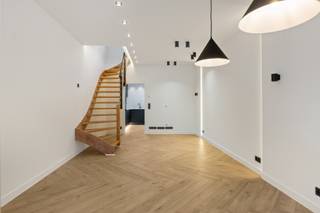 <p>Deze knap gerenoveerde woning bevindt zich in een rustige straat, vlakbij het natuurreservaat ‘Broek De Naeyer’ en het prachtige water van de Rupel. Hier geniet je van ontspannende wandel- en fietstochten met een adembenemend uitzicht op de oever of te midden van het rustgevende groen!</p>
<p>Je komt binnen in de riante leefruimte die werd voorzien van een prachtige visgraatvloer met aangrenzend de moderne keuken die geniet van een prachtig design met warme houttinten en stijlvolle muurtegels. Verder heb je hier een prachtige badkamer met een ruime inloopdouche, lavabo in meubel en handdoekradiator en toilet – dit alles met een zorgvuldige afwerking en mooie, zwarte accenten. Op de eerste verdieping bevinden zich 2 slaapkamers van maar liefst 11 m² &amp; 6,8 m², de draaitrap leidt je vervolgens naar een polyvalente ruimte van 17 m² die je perfect kan benutten als 3<sup>de</sup> slaapkamer, werkruimte of kamer voor jouw geliefde hobby’s!</p>
<p>Dit is een thuis waar klasse, comfort en rust hand in hand gaan. Plan snel een bezoek in en ervaar zelf de verfijnde charme!</p>
<p><strong>Technische gegevens: EPC A!! Elektriciteit is conform, </strong>centrale verwarming op gas via een condenserende ketel, zonnepanelen, driedubbele beglazing en HR-beglazing in aluminium en PVC. Geïsoleerde vloeren, muren en dak.</p>
<p><strong>Stedenbouwkundige inlichtingen en asbestattest in aanvraag. Bodemattest aanwezig. Bevindt zich niet in een risicozone voor overstromingen (P- en G-score C). Renovatieverplichting niet van toepassing.</strong></p>