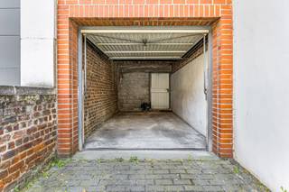 Immo Pické biedt U deze gunstig gelegen en volledig te renoveren woning aan gelegen in de nabijheid van scholen, winkels, openbaar vervoer en andere belangrijke verbindingswegen. Deze woning bestaat op het gelijkvloers uit een woonkamer, een eetplaats, een keuken, een badkamer met toilet en een nachthal. Op de eerste verdieping vinden we een nachthal en 3 slaapkamers waaronder een doorloopkamer. Op de tweede verdieping vinden we een nachthal en een inrichtbare zolder. Verder beschikt de woning over een garage, een buitenberging en een grote tuin. Ronovatieverplichting van toepassing.