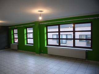 Mooi en ruim appartement met 1 slaapkamer in het stadscentrum van Zoutleeuw.De algemene onkosten van 38 € omvatten het onderhoud en gebruik van de...