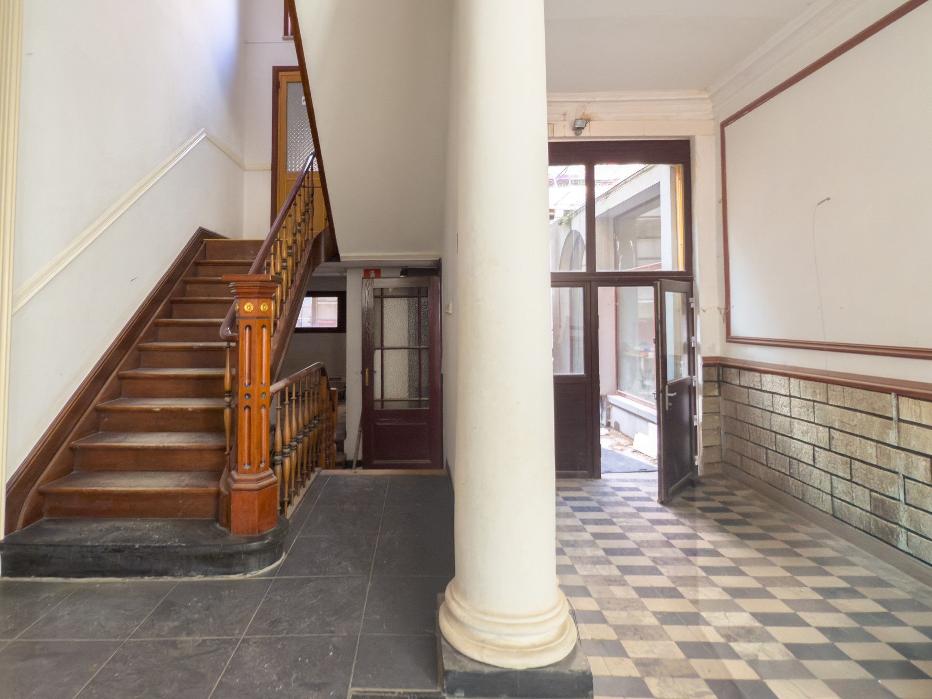 Ruim en karaktervol kantoorgebouw met authentieke elementen vlak bij station Gent-Dampoort! - foto 2