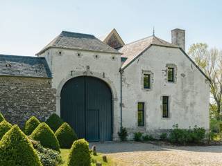 Gelegen in een van de best bewaarde dorpjes van Waals-Brabant, is deze opmerkelijke en prachtig bewaarde vierkantshoeve goed voor een...