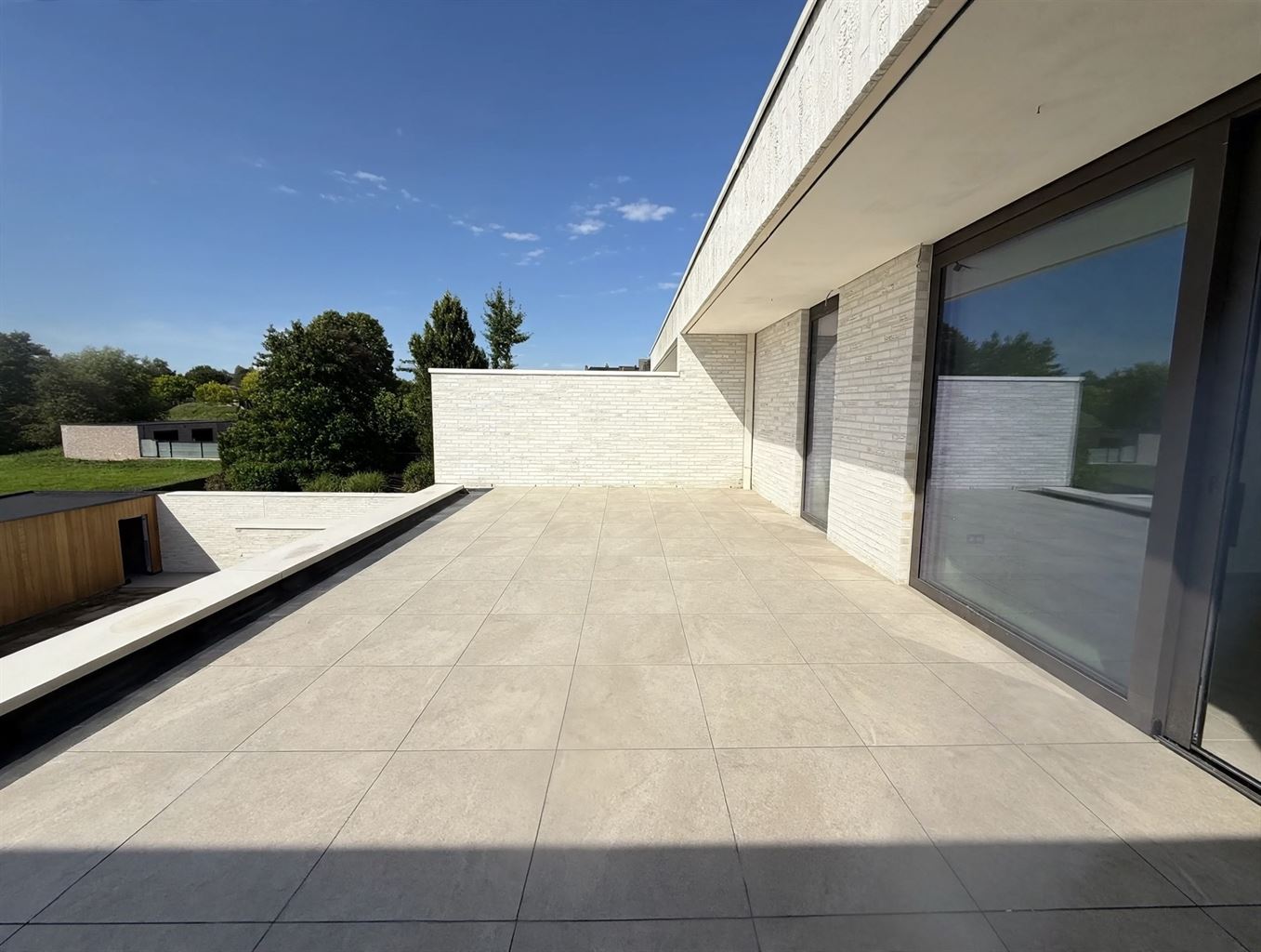 Zeer ruim 1 (+1)-slaapkamerappartement op de eerste verdieping met zuidgericht terras van ca. 43 m², balkon en ondergrondse parkeerplaats, in hartje Maaseik. - foto 5