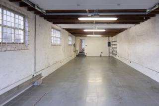 In de www.lauwbergstraat141.be (url kopiëren en plakken indien doorklikken niet lukt) in Lauwe stellen we jou graag deze ruime woning voor met extra potentieel zoals een grote garage/ateliertje van 65 m² met bovenliggende zolder van dezelfde oppervlakte en vooraan de woning een kantoor- of praktijkruimte.  Mocht je dit allemaal beroepsmatig niet nodig hebben, dan vormen deze ook leuke extra ruimtes om privé te gebruiken. De woning zelf beschikt over een grote leefruimte, keuken, badkamer, thuisbureau, 3 slaapkamers, zolder en onderhoudsvriendelijke buitenruimte.<br /><br />HOMERUN: Op zaterdag 21 februari ben je van harte welkom op de Homerun van deze woning. Via www.lauwbergstraat141.be kan je een afspraak inplannen. Eveneens via de website verneem je veel meer, zoals een uitgebreide omschrijving, foto's, 360° rondgang, documenten, …  <br /><br />KICK-OFF PRIJS: De vermelde prijs is een Kick-Off prijs waarop een eenmalig bod kan uitgebracht worden (zowel boven als onder de Kick-Off prijs). Dankzij het kwaliteitslabel van Henry Houser ben je zeker dat de biedingen correct verlopen zonder dat er een opbodspel gehouden wordt! Over de transparante procedure is alles te lezen op de website van de woning.  <br /><br />EXTRA BEZOEK: Mocht je op 21/02 niet vrij zijn, geef dan gerust een belletje om een afspraak in te plannen op een ander moment.<br /><br />Groeten, Hendrik van Henry Houser.