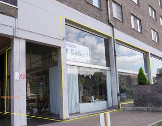 De Merodelei is een drukke straat. Het Merodecenter ligt wat dieper zodat er hier een terrasmogelijkheid ontstaat. Ideaal om iets te serveren op...