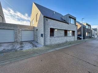 <p>Energiezuinige halfopen bebouwing bestaande uit een inkomhal met afzonderlijk toilet, een gezellige leefruimte met eet- en zithoek, een volledig uitgeruste open keuken, een berging, een garage met sectionale poort en wasplaats, en een onderhoudsvriendelijke tuin met aangelegd terras en tuinberging.<br />Op het 1ste verdiep bevinden zich 3 slaapkamers, een dressing, een nachthal met afzonderlijk toilet, een ingerichte badkamer (inloopdouche, ligbad en lavabomeubel) en een vaste trap naar het 2de verdiep, dat ingericht is met een 4de slaapkamer en bergzolder.</p>
<p><strong>Extra troeven:</strong></p>
<ul>
<li>
<p>Energiezuinig (label A)</p>
</li>
<li>
<p>Voorzien van 9 zonnepanelen</p>
</li>
<li>
<p>Airco</p>
</li>
<li>
<p>Conforme keuring elektriciteit</p>
</li>
<li>
<p>Regenwaterput van 7.500 L</p>
</li>
<li>
<p>Waterverzachter</p>
</li>
<li>
<p>Elektrische zonnescreens</p>
</li>
<li>
<p>Alarmsysteem</p>
</li>
<li>
<p>Private oprit</p>
</li>
<li>
<p>Vlotte verbinding naar allerlei faciliteiten</p>
</li>
<li>
<p>Volledig geschilderd en instapklaar</p>
</li>
</ul>
<p>Deze woning is te koop ZONDER makelaar via het concept van Smart Houses! Wenst u verdere inlichtingen of een bezoek? Contacteer rechtstreeks de eigenaar via <strong>0476/55.52.70</strong>.</p>