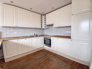 Vous recherchez un bien immobilier de caractère à Bruxelles ? Alors ne manquez pas de découvrir cet appartement lumineux à louer à Ixelles. L'établissement est situé au quatrième étage d'un magnifique bâtiment historique. <br /><br />Cet appartement à louer allie charme authentique et confort moderne, à proximité de la prestigieuse Avenue Louise à Ixelles. <br /><br />L'emplacement central d'Elsene en fait également une base idéale pour les amoureux de la ville.<br /><br />Disposition de cet appartement à louer :<br />- hall d'entrée<br />- salon spacieux<br />- deux chambres<br />- une salle de bain avec baignoire<br />- cuisine ouverte entièrement équipée avec rangement intégré<br />- espace séparé pour un bureau<br /><br />Avantages de cet appartement à louer à Ixelles :<br />- les éléments de caractère d'un bâtiment bien entretenu<br />- endroit extrêmement calme dans un quartier animé<br /><br />Accessibilité de ce bâtiment :<br />- À 300 mètres des centres commerciaux<br />- À 300 mètres de la station de métro<br />- 1 km des écoles