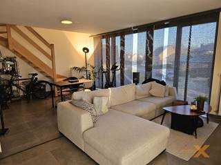 LICHTRIJK DUPLEX APPARTEMENT OP WANDELAFSTAND VAN CENTRUM LOVENDEGEM, gelegen in een kleine residentie. Bestaande uit: Inkomhal, gastentoilet, gezellige woonkamer/salon, totaal ingerichte open keuken (keramische kookplaat, dampkap, dubbel spoelbak, oven, vaatwas, koelkast), berging/wasplaats, 2 slaapkamers, bureauruimte, badkamer (douche-lavabomeubel-WC). Openbaar vervoer en winkels op wandelafstand. CARPORT STAANPLAATS INBEGREPEN. Dubbel glas, centrale verwarming op aardgas. Vrij vanaf 01/08/2026 (eventueel vroeger). ABSOLUUT TOPAPPARTEMENT!! Bezoek enkel mogelijk op afspraak met Immo-X via e-mail.