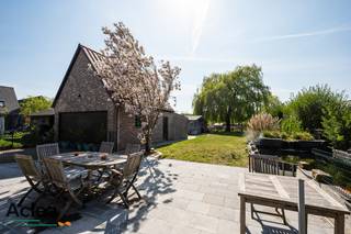 Bent u op zoek naar een woning met karakter, ruimte en rust, omringd door groen én met een sublieme oriëntatie? Dan is deze charmante villa in landelijke stijl, gelegen op een uitzonderlijk rustige locatie in Assenede, precies wat u zoekt. Deze karaktervolle woning werd in 1993 opgetrokken met oog voor authenticiteit. De landelijke architectuur wordt versterkt door warme materialen, rustieke elementen zoals zichtbare houten balken en een uitnodigende open haard die meteen een gevoel van thuiskomen oproept.<br /><br />Met een bewoonbare oppervlakte van maar liefst 221 m² beschikt deze villa over een royale indeling. De leefruimte van maar liefst 73 m² baadt in het licht en biedt tal van mogelijkheden om in te richten naar uw eigen woonstijl. De open haard vormt het gezellige hart van de woonkamer – perfect voor knusse avonden met familie of vrienden.<br />De woning beschikt over drie zeer ruime slaapkamers, elk met voldoende lichtinval en ruimte voor een comfortabele inrichting. Ideaal voor gezinnen of wie graag een bureau of hobbykamer voorziet.<br /><br />Het perceel is prachtig georiënteerd op het zuidwesten, wat betekent dat u de hele dag door kan genieten van zonlicht op uw terras of in de tuin. De groene omgeving en het weidse uitzicht creëren een ongeëvenaarde rust en privacy.<br /><br />Naast de woning bevindt zich een aparte garage van 60 m² – een absolute troef voor wie extra bergruimte zoekt, een werkatelier wenst of als zelfstandige nood heeft aan een aparte werkruimte.<br /><br />Enkele troeven:<br />- Een villa in authentieke landelijke stijl<br />- Bewoonbare oppervlakte van 221 m²<br />- Riante woonkamer van 73 m² met open haard<br />- 3 ruime slaapkamers<br />- Apart garagegebouw van 60 m²<br />- Zuidwest georiënteerd perceel in een groene, rustige omgeving<br />- Absolute privacy en landelijke charme<br />- Energiezuinig (B-label), dankzij de zonnepanelen en zonneboiler<br /><br />De woning is vrij bij akte  <br /><br />Laat u betoveren door de rust, het karakter en de ruimte van deze unieke eigendom in Assenede.<br /><br />Contacteer ons voor een bezoek ter plaatse!<br />09/377 31 77