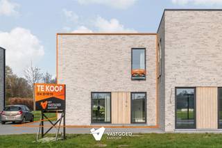 <p><span>Hoogkwalitatieve, energiezuinige nieuwbouwwoning nabij centrum.</span></p><p><span> </span></p><p><span>Belangrijkste troeven:</span></p><p><span>- Prachtige hoogwaardige keuken met Miele toestellen, Quooker kraan en Dekton werkblad en spatwand</span></p><p><span>- Reeds geschilderd, buitenaanleg reeds gebeurd, ook vloerverwarming op kamers</span></p><p><span>- Hoogkwalitatieve afwerking en materialen</span></p><p><span>- Gebruik van de beste technieken</span></p><p><span>- Doordachte indeling met mooie ruimtes</span></p><p><span>- 3 ruime kamers, waarvan 1 met dressing mogelijk</span></p><p><span>- Mogelijkheid tot plaatsen carport (reeds vergund)</span></p><p><span>- Centrale ligging met alle voorzieningen (winkels, school, station) op wandelafstand</span></p><p><span> </span></p><p><span>Prijs exclusief BTW en registratierechten! </span></p><p><span> </span></p><p><span>Bekijk zeker ook onze 3D virtuele rondleiding en onze grondplannen met de afmetingen. Zo krijgt u van thuis uit al een perfect beeld van wat deze woning te bieden heeft!</span></p><p><span> </span></p><p><span>Wenst u meer info of een vrijblijvende bezichtiging, contacteer dan ons kantoor op het nummer 014 39 99 99 en wij helpen u graag verder.</span></p>