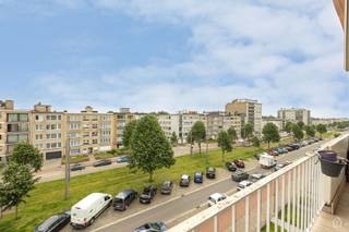 <p>APPARTEMENT AGRÉABLE DE DEUX CHAMBRES À COÛTEAUX D'ANVERS</p><p>Cet appartement attrayant de 85 mètres carrés est situé dans un immeuble des années 60 bien entretenu à Deurne et offre une combinaison idéale entre un emplacement parfait, de l'espace et du confort. Avec notamment une terrasse, deux chambres spacieuses et une salle de bains entièrement équipée avec douche, c'est le logement idéal pour les jeunes ménages, les couples ou les petites familles.</p><p>L'INTÉRIEUR</p><p>L'appartement bénéficie d'un agencement très agréable, avec deux chambres de bonne taille baignées de lumière naturelle. Les volets roulants électriques vous garantissent un sommeil paisible. Le salon-salle à manger est spacieux et doté d'un parquet qui mériterait toutefois un petit coup de neuf. Il y a un accès direct à un balcon à l'avant qui donne sur le quartier. Ici aussi, les fenêtres sont équipées de volets roulants.<br />Une cheminée conviviale avec un manteau en briques peut créer une ambiance chaleureuse et accueillante.</p><p>La cuisine est agencée de manière pratique, avec des placards de rangement et des équipements standard. Bien qu’elle puisse être rénovée, l’agencement actuel offre une bonne fonctionnalité de base pour un usage quotidien.</p><p>La salle de bains est soigneusement aménagée avec une douche et tous les équipements sanitaires nécessaires. Grâce à ses placards en bois, cette pièce offre un espace de rangement suffisant. Les atouts de cet appartement comprennent également des toilettes séparées et deux grands débarras : l’un dans l’appartement même et un autre au sous-sol.</p><p>EMPLACEMENT ET ENVIRONNEMENT</p><p>Cet appartement bénéficie d’un emplacement de choix à la périphérie d’Anvers, dans un cadre verdoyant et agréable. Le quartier est bien desservi, avec des commerces et des restaurants accessibles à pied. Juste devant l'immeuble, un espace vert contribue à créer un cadre de vie agréable. L'accessibilité est excellente grâce à sa situation centrale et aux nombreuses liaisons de transports en commun.</p><p>Cet appartement constitue un excellent investissement, que ce soit pour le louer à la locataire actuelle ou pour toute personne à la recherche d’un logement confortable à Anvers.</p><p>Appelez-nous au 0494.12.01.01 pour plus d’informations ou pour prendre rendez-vous sur place.</p><p>Si vous souhaitez obtenir une estimation sans engagement de votre logement actuel, nous nous ferons un plaisir de venir vous rendre visite au moment qui vous convient le mieux : 0494.12.01.01 </p>