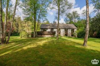 Zeer ruime en lichtrijke 70’s villa op een zonnig en privaat perceel van 6.160 m² in Kapellenbos! Met eventuele mogelijkheid tot verkaveling in...