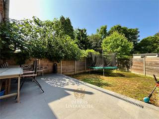 Op wandelafstand van het centrum van Mortsel vind je deze solide, instapklare eengezinswoning boordevol troeven. <br />Gelegen in een rustige straat biedt deze woning de perfecte combinatie van rust en bereikbaarheid. De woning werd volledig gerenoveerd in 2019 en biedt alles wat je nodig hebt voor comfortabel en hedendaags wonen. <br /><br />Indeling:<br />De ruime inkomhal geeft je meteen al een gevoel van ruimte en verbindt de voorste leefruimte; een gezellige plek om te ontspannen of gasten te ontvangen.<br />De keuken werd volledig gerenoveerd in 2019 en is uitgerust met een inductievuur, dampkap met afstandsbediening, dubbele spoelbak, granieten werkblad, combi-oven, koelkast en afwasmachine.<br />Aansluitend vind je de leefruimte met zicht op de tuin. Dankzij de grote ramen baadt deze ruimte in het licht. <br />Aan de zijkant van de woning bevindt zich de garage, die niet alleen plaats biedt aan een wagen maar ook ideaal is als extra berging of hobbyruimte met directe toegang tot het huis en de tuin. <br /><br />Op de eerste verdieping zijn er twee ruime slaapkamers, een handige dressingruimte en een nette badkamer.<br /><br />De zolderverdieping werd ingericht als derde slaapkamer met een mezzanine die zich uitstekend leent tot extra slaap- of logeerhoek. <br /><br />Troeven:<br />- volledig gerenoveerd in 2019<br />- instapklaar en verzorgd<br />- 3 slaapkamers + dressing + mezzanine<br />- onderhoudsviendelijke tuin met terras<br />- grote garage<br />- rustige ligging<br />- op wandelafstand van het centrum, scholen, winkels en openbaar vervoer<br />- spoorweg ligt aan de voorkant en is lager gelegen dan de woning = minimale geluidsimpact<br />- vlotte verbinding naar Antwerpen en omliggende gemeenten<br /><br />Kortom: een woning met karakter, comfort en een uitstekende ligging! Ideaal voor wie op zoek is naar een warme thuis op een strategische locatie.<br /><br />EPC :  350 kWh/m2 (Label D)<br />Stedenbouwkundige inlichtingen in aanvraag<br />Waterinfo : P-Score = A, G-Score = A<br /><br />Dit is niet wat je zoekt ? Al gehoord van AANKOOPBEGELEIDING ?   Wij zoeken, bezoeken en onderhandelen mee met jou voor eigendommen die worden aangeboden door particulieren, andere makelaars of eigendommen die zelfs (nog) niet te koop staan?<br />Vraag meer informatie over aankoopbegeleiding via welkom@dehuisleverancier.be of 0489/069.000<br /><br />de Huisleverancier : Persoonlijk, voor iedereen Service, Kwaliteit en Vertrouwen !<br />