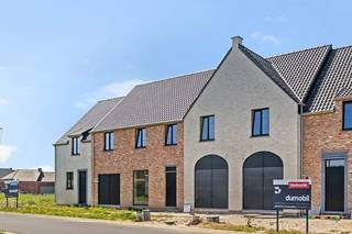 Deze nieuwbouwwoning (lot 25) in landelijke bouwstijl werd reeds wind- en waterdicht opgebouwd en ligt in de rustige en kindvriendelijke woonbuurt van het nieuwbouwproject Paardenmolen. Kom thuis in optimaal comfort met gezellige vloerverwarming, gestuurd door een geothermische warmtepomp en zonnepanelen. Door het e-peil dat lager ligt dan 10 geniet je niet enkel van lage energiekosten maar ben je bij aankoop 5 jaar vrijgesteld van onroerende voorheffing!<br /><br />Vanuit de inkomhal waar er een apart toilet is, loop je door naar de open leefruimte met zithoek en keuken met uitzicht op de tuin. Of kom binnen via de inpandige garage en loop met de boodschappen meteen door naar bergruimte en keuken. Op de eerste verdieping zijn er maar liefst 4 slaapkamers, een badkamer met douche én bad en dubbele wastafel, en nog een apart toilet. Via een vaste trap kom je op de zolder die nog polyvalent ingezet kan worden. Deze woning ligt op een perceel van 374 m² met een west georiënteerde tuin. Dit is een all-inprijs, dus voor een volledig afgewerkte instapklare woning (afsluitingen, terras, gras, oprit, ...).<br /><br />Bij aankoop van deze woning werken wij deze verder op maat van jouw wensen af. Je kan daarbij zelf nog materiaalkeuzes maken. Bekijk alle prijzen, inclusief bijkomende kosten en btw op onze <u><strong>website:</strong></u><strong> dumobil.be/nl/woonprojecten/projecten/egem-paardenmolen-nieuwbouw</strong> Voor vrijblijvende informatie kan je contact opnemen met onze bouwadviseur Sam Borrey via <strong>sam@dumobil.be</strong> of bel <strong>0483 21 01 33</strong>.