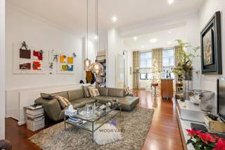 LOUISE - Charmant duplex avec éléments de caractère dans un petit immeuble avec entrée privée. L'appartement de +/-177m2 se compose d'un hall...