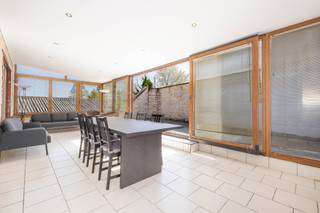 MAISON EN COLOCATION - imaginez une maison pensée pour conjuguer confort, convivialité et indépendance. Que vous soyez étudiant, jeune professionnel ou simplement à la recherche d'un cadre de vie agréable, cette maison vous offre un équilibre idéal entre espaces privés et moments de partage. Vous découvrirez <strong>5 chambres privatives,</strong> <strong>2 studios indépendants </strong>ainsi<strong> qu'un </strong><strong>atelier</strong>, permettant à chacun de préserver son intimité tout en profitant d'une ambiance conviviale. Le cœur de la maison s'articule autour de généreux espaces communs : un vaste salon/salle à manger de 32 m², une cuisine entièrement équipée (four, taque de cuisson, hotte, réfrigérateur, micro-ondes et lave-vaisselle), une magnifique terrasse de ± 35 m² exposée plein Sud et deux salles d'eau communes dédiées aux occupants des cinq chambres. <br />Atout supplémentaire : au rez-de-chaussée se trouve un atelier de ±130m², proposé à la location également. Un espace polyvalent offrant de nombreuses possibilités pour une activité professionelle ou de stockage. Opportunité rare alliant habitat partagé et espace professionnel sous un même toît. PEB : G.<br /><br /><span>Occupation : 1 personne / unité</span><br /><br />Au RDC : <br />- <strong>Vaste atelier / entrepôt de ±130m² </strong>avec annexe, SDD et WC - Loyer de 1.200 € + 150 € Forfait de charges<br /><br />Au 1er étage : <br />- <strong>Chambre 1 </strong>de<strong> </strong>±12m² (donnant sur le living) - Loyer : 500 € + 100 € Forfait de charges <br />- <strong>Chambre 2</strong> de ±16m² (donnant sur le living) - Loyer : 500€ + 100 € Forfait de charges <br />- <strong>Studio 1</strong> de ± 41m² (séjour, cuisine full équipée, SDD) - Loyer : 750 € + 100 € Forfait charges<br /><br />Au 2ème étage : <br />- <strong>Studio 1</strong> de ±32m² (pièce de vie, cuisine full équipée, sdd). Loyer : 750 € + 100 € forfait charges<br />- <strong>Chambre 3</strong> de ±18m² - Loyer : 600 € + 100 € Forfait de charges<br />- <strong>Chambre 4</strong> de ±18m² - Loyer : 600 € + 100 € Forfait de charges<br /><br />Au 3ème étage :<br />- <strong>Chambre 5</strong> de ± 40m² (sous combles) - Loyer : 600 € + 100 € Forfait de charges